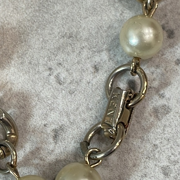 Kent Vintage signed coin charm faux pearl bracelet - Picture 6 of 6